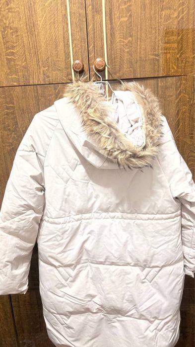 Qishki ayollar kurtkasi sotiladi