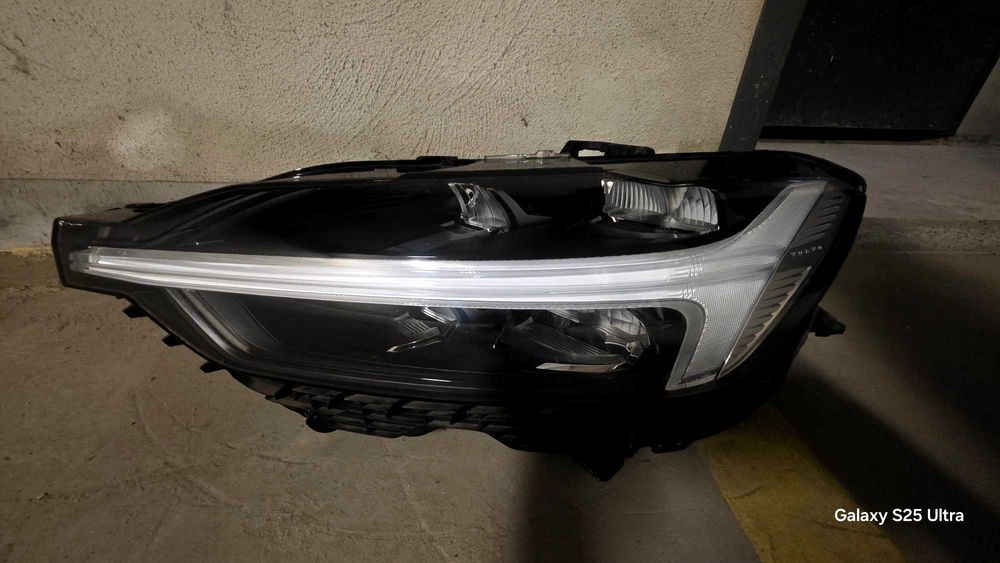 Чисто нов ляв фар за Volvo XC60