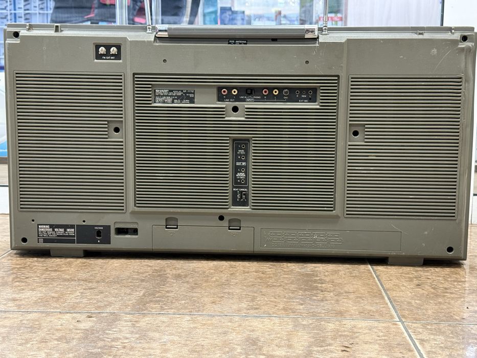 Sharp GF 777  Японская стереомагнитола 1982 года