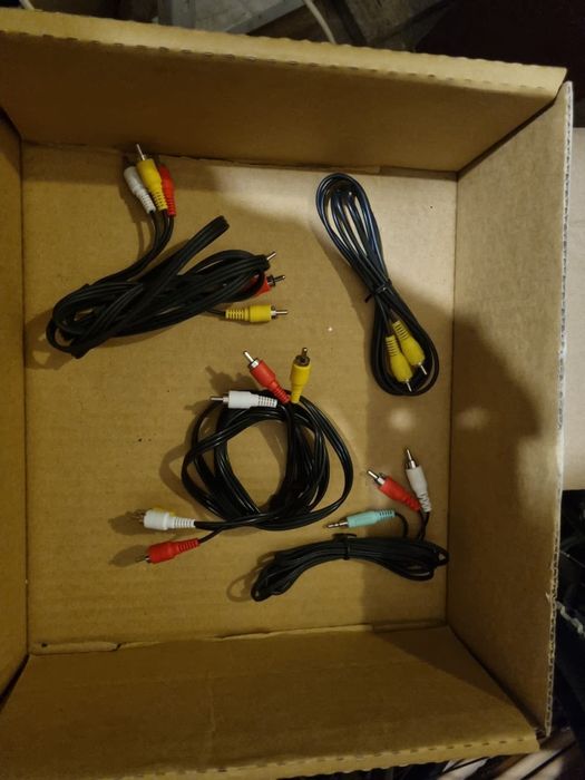 Soclu baterii,cablu tel,ștechere,căști tel,incarcatoare,cablu RCA
