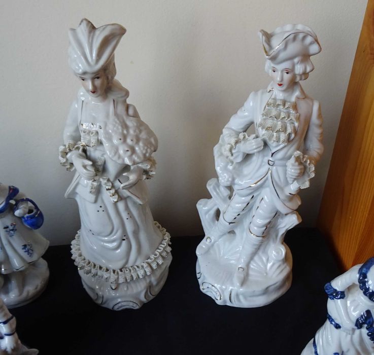 Много големи порцеланови фигури във Викториянски стил, с дантела.