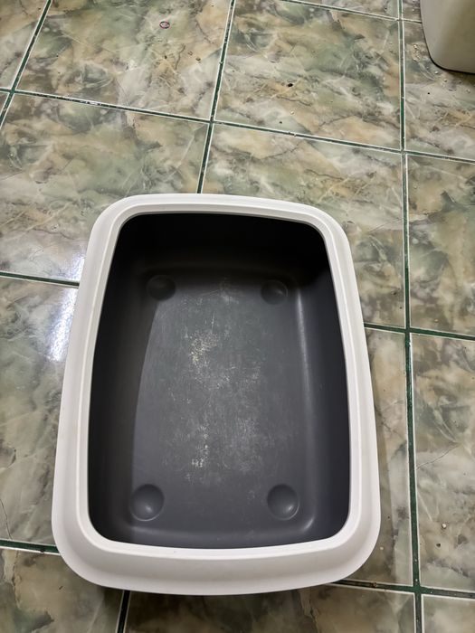 Litiera pisici gri cu alb dreptunghi