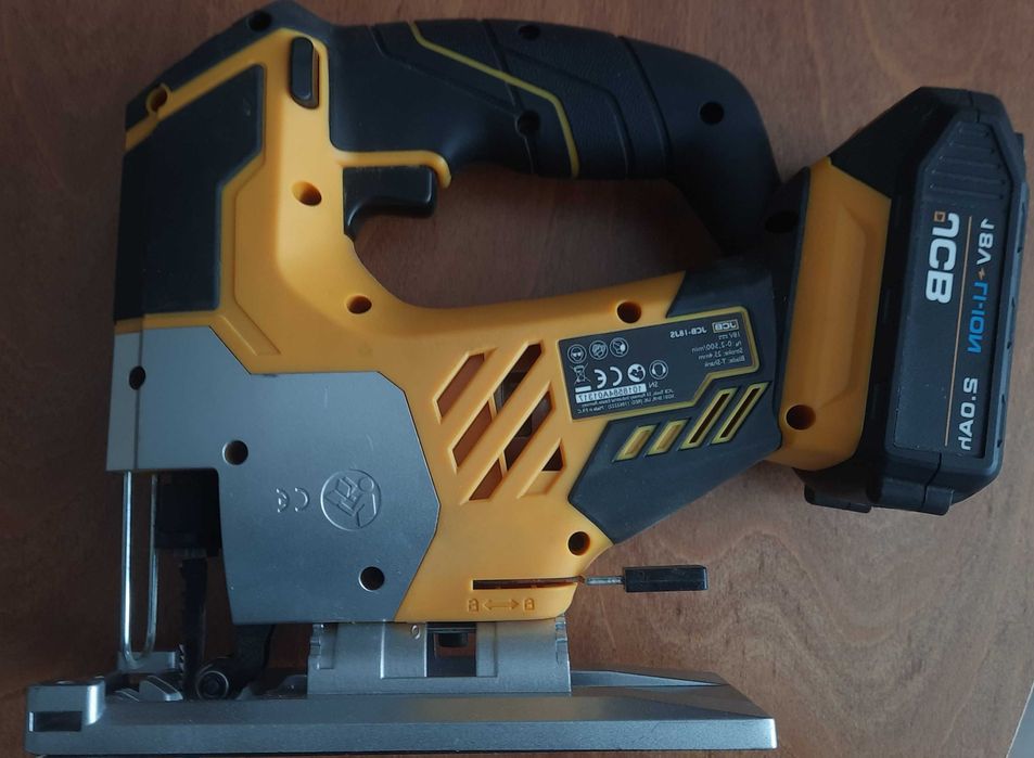 Зеге Акумулаторен Прободен Трион Акумулаторно Зеге 18V JCB 18JS-2XB-E Безжичен