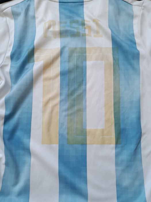 Tricou cu Argentina Pe spate cu Messi  ediție limitată  preț 100lei