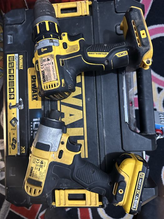 Dewalt folosite an doar o baterie mica nu are ancarcator si alta bater