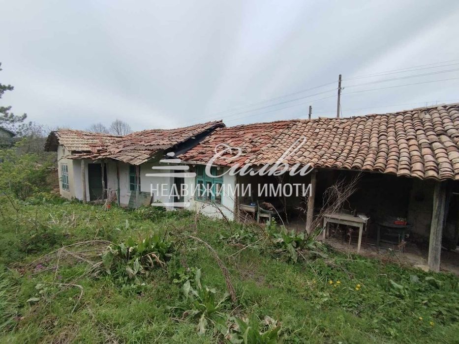 САМОСТОЯТЕЛНА къща с голям двор - село Овчарово