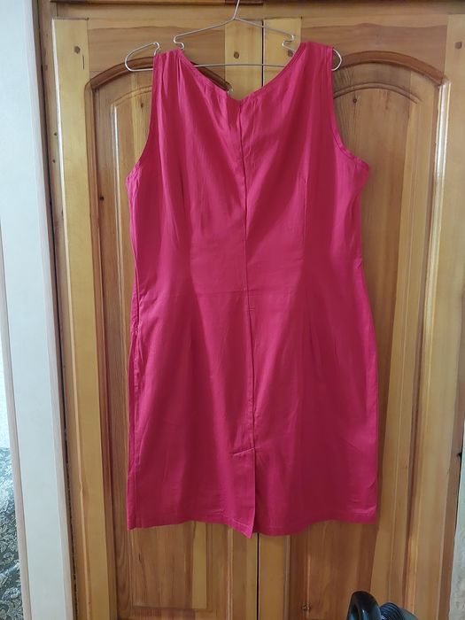 Женское красное платье в отличном состоянии.