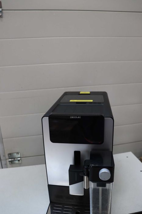 Cecotec Cremmaet Latte Art. 1500W 19 бара, термоблок, 6 напитки автоматично почистване, резервоар за вода 1,1л и мляко 400 мл НЕ РАБОТИ!