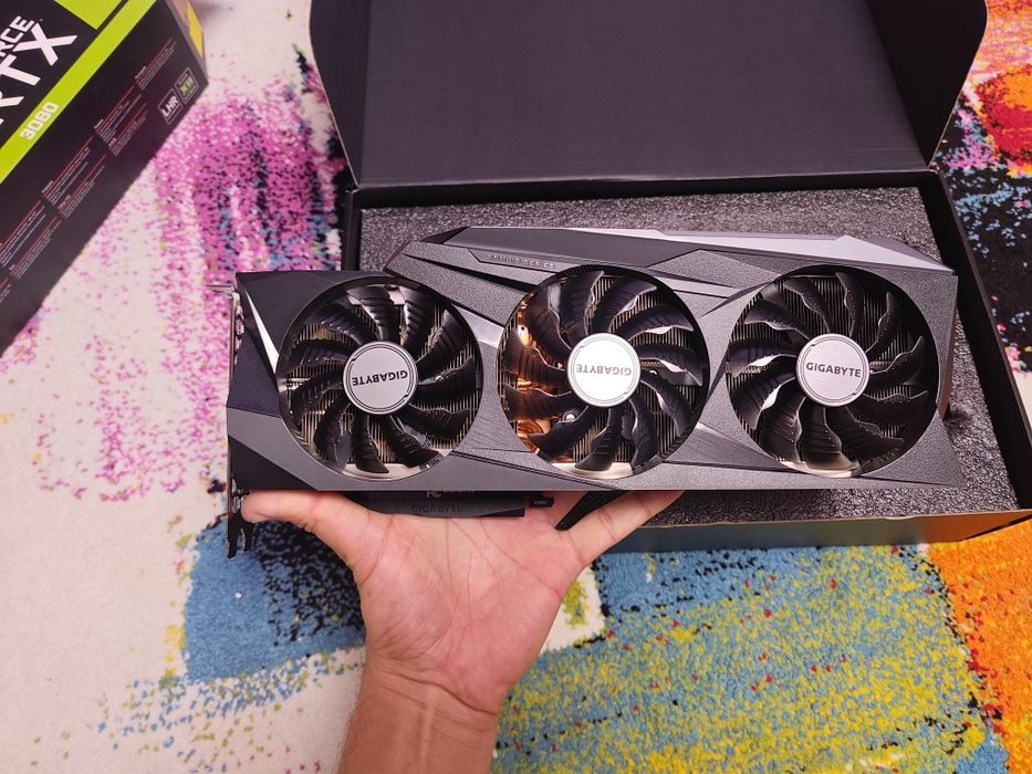 Nvidia GeForce RTX 3080 la cutie cu toate accesoriile