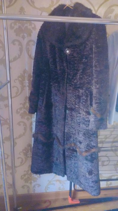 Чёрная меховая пальто