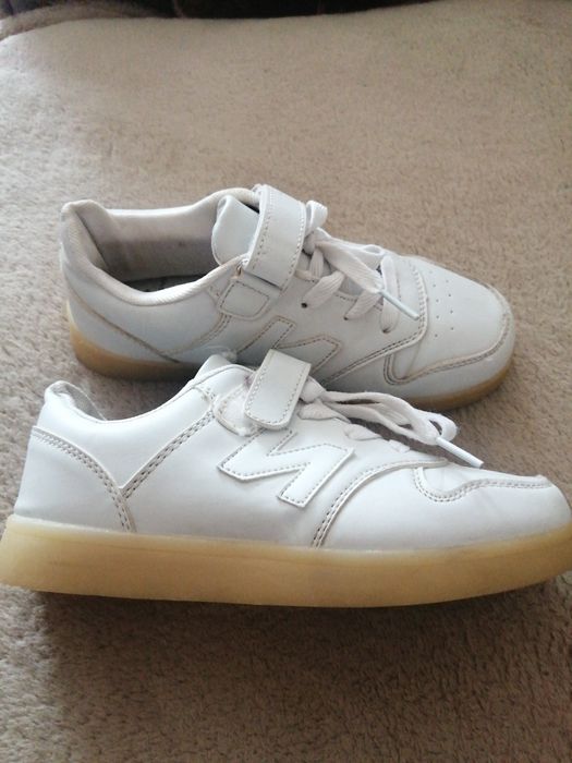 Продам кроссовки на девочку