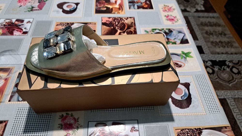 Продаю шлепанцы и летние сапоги