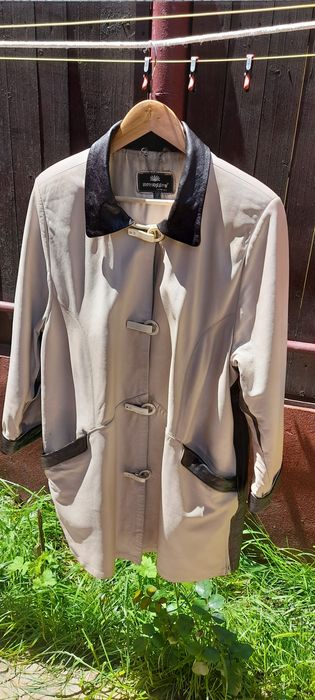 Haină de piele naturală.