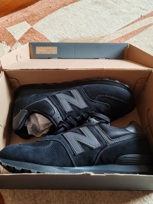 Vînd pantofi sport New balance.