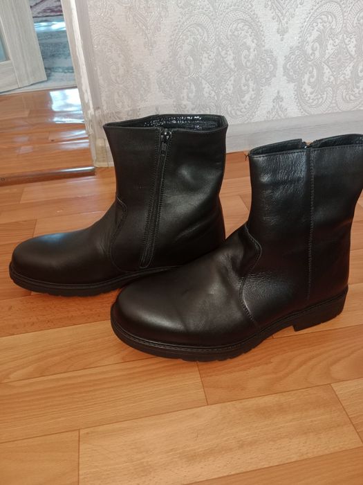 Новый кожаный сапоги