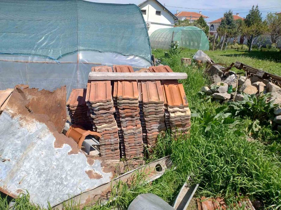 Продавам керемиди!