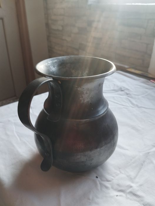 Продавам стара медна кана,ръчно кована.