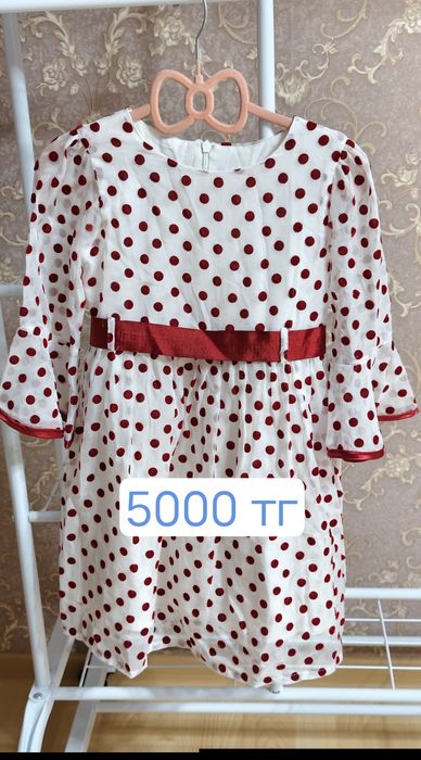 Продам платья на девочку 6-8 лет