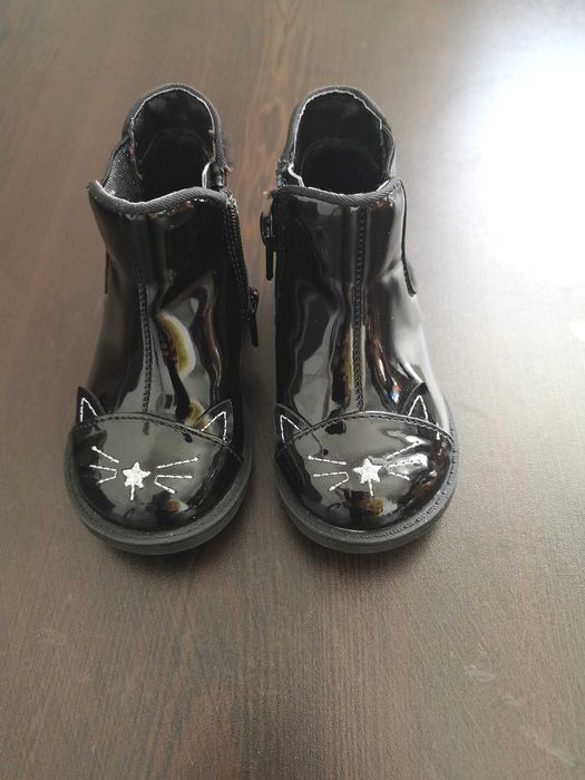 Лачени черни боти с детайл помпон от колекция на Primark. 20/21 номер