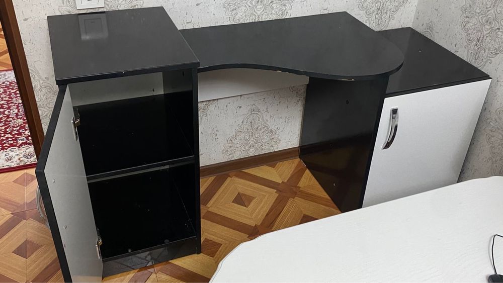 Туалетный столик с зеркалом