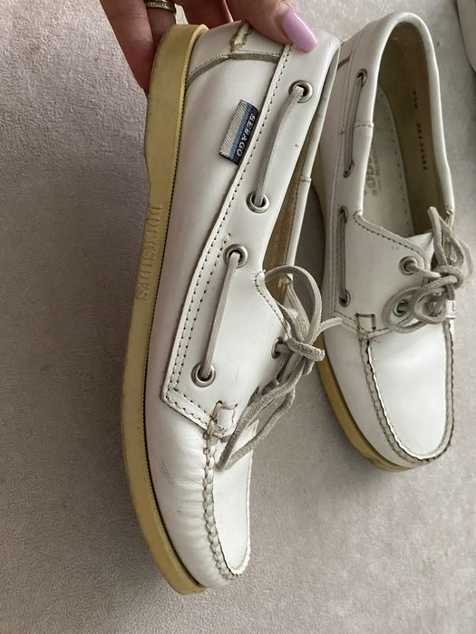 Бели мокасини