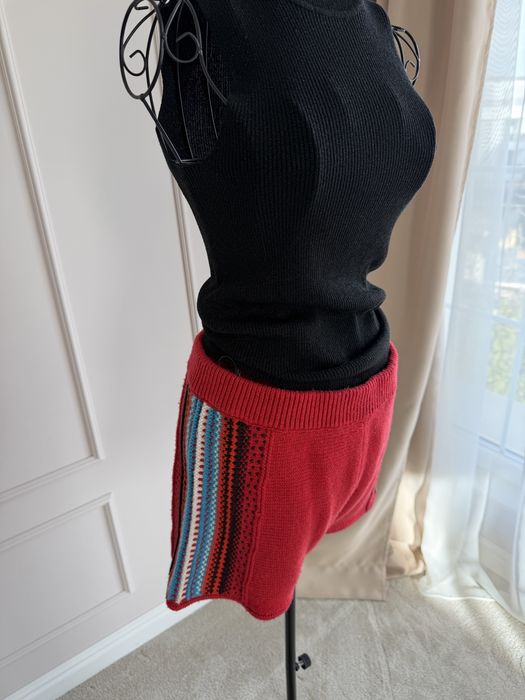 Къси плетени панталони и черни дънки