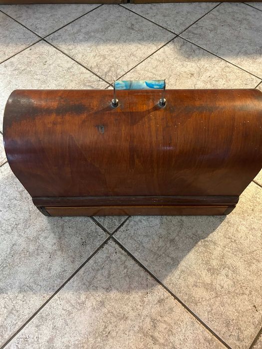 Продавам старинна шевна машина