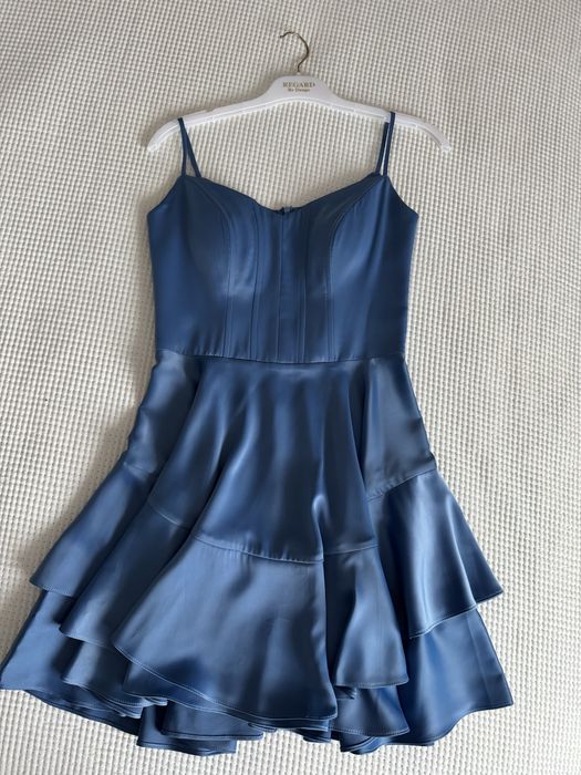 Елегантна синя сатенена рокля с тънки презрамки