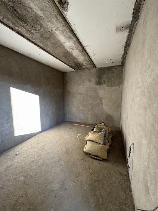 Uchaska srochni sotiladi 4 xona 1 padval 4 sotix +1 sotix zahvati bila