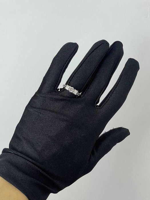 Золотое кольцо с бриллиантом