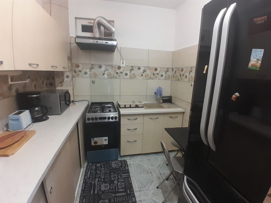 Garsoniera la curte de inchiriat