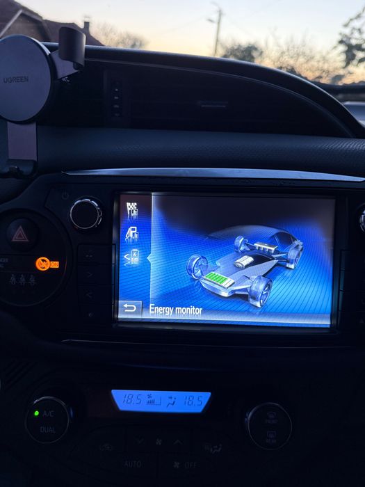 Toyota Yaris 1.5 Hybrid 2014г. Автоматик