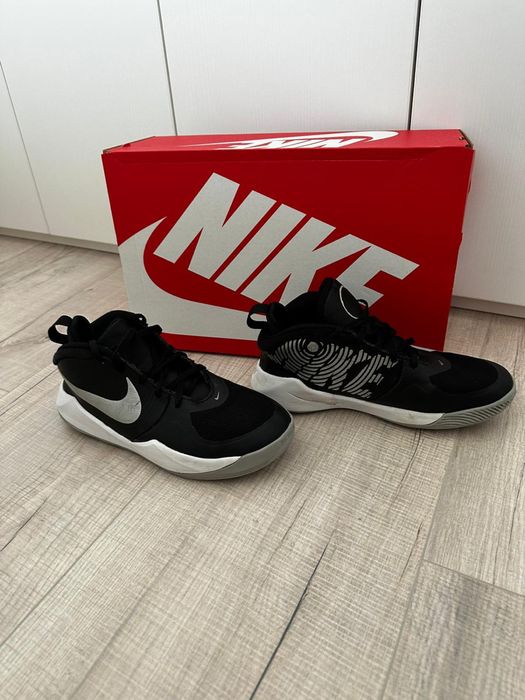 Vând adidași Nike
