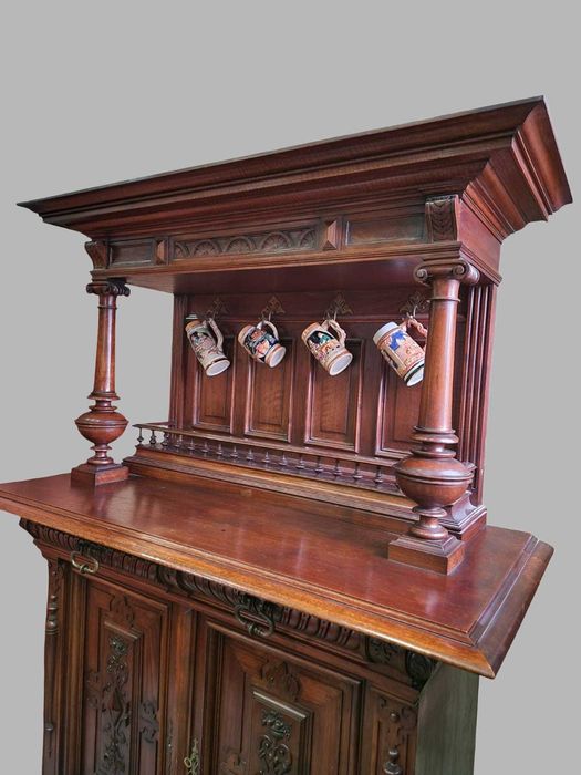 Уникален дъбов бюфет с 4 броя месингови закачалки и красива дърворезба