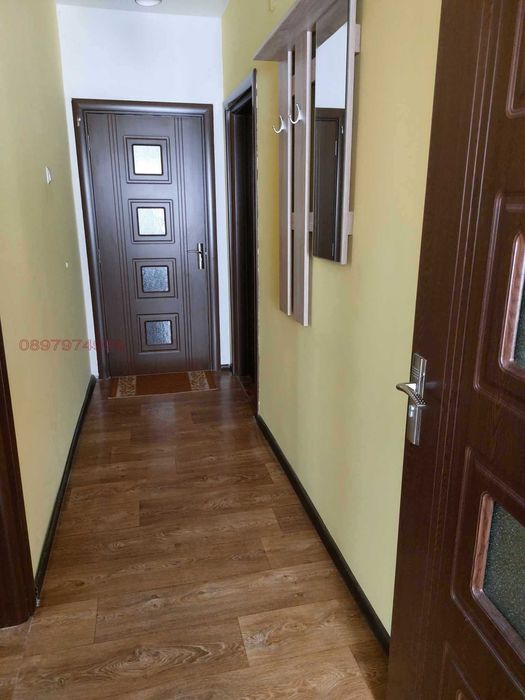 Къща с двор и гараж