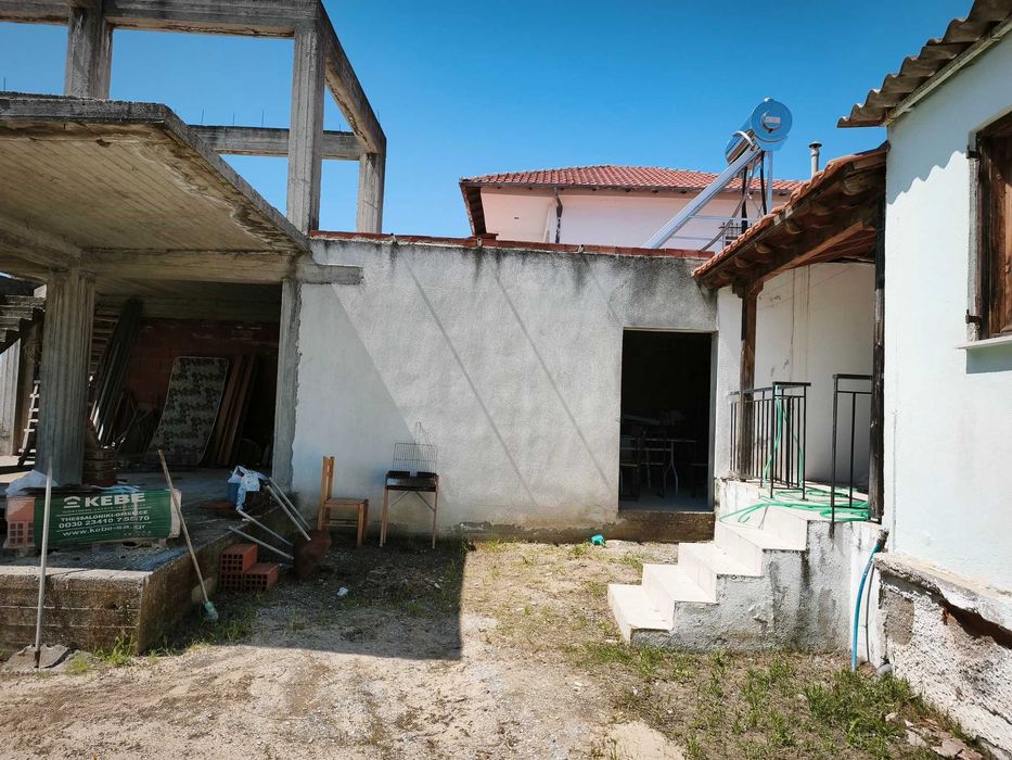 Продава къща 80 м2, апартамент 55 м2, строеж 77 м2, склад 30 м2 с двор 575 м2 в Кердилия, Гърция