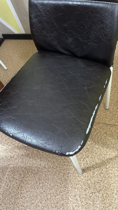 Продам кухонный стол со стульями