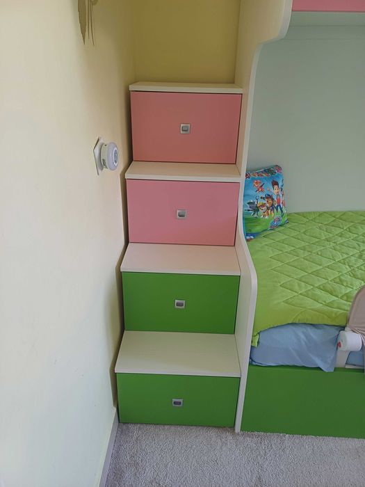 Двуетажно легло с гардероб