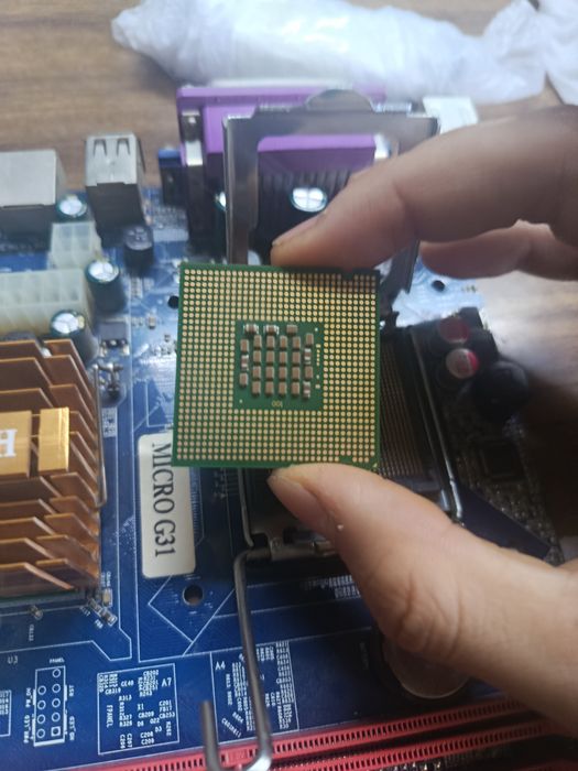 Продаю материнскую плату Micro-ATX MICRO G31 с процессором в комплекте