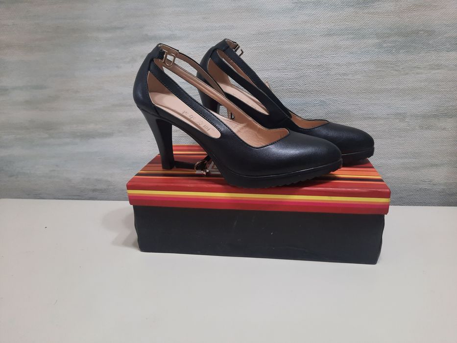 Кожаные босоножки,  37