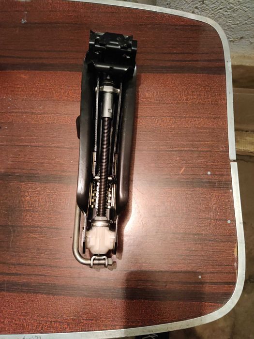 Cric original Volkswagen + cui de tractare VW