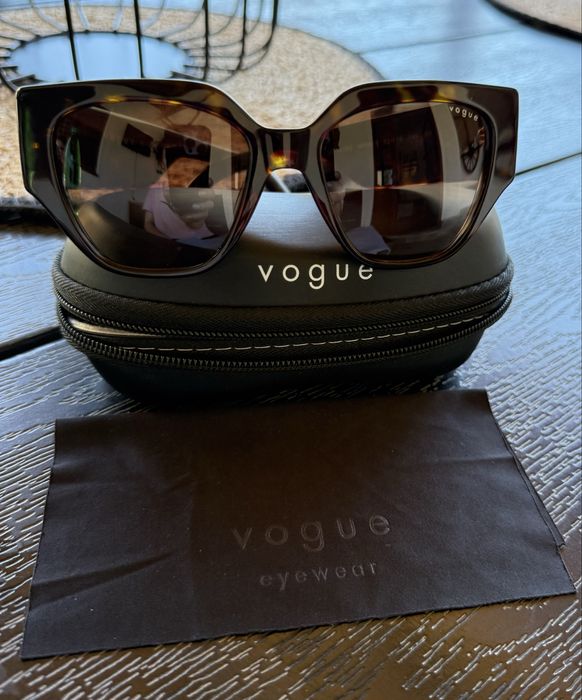 Продава слънчеви очила Vogue
