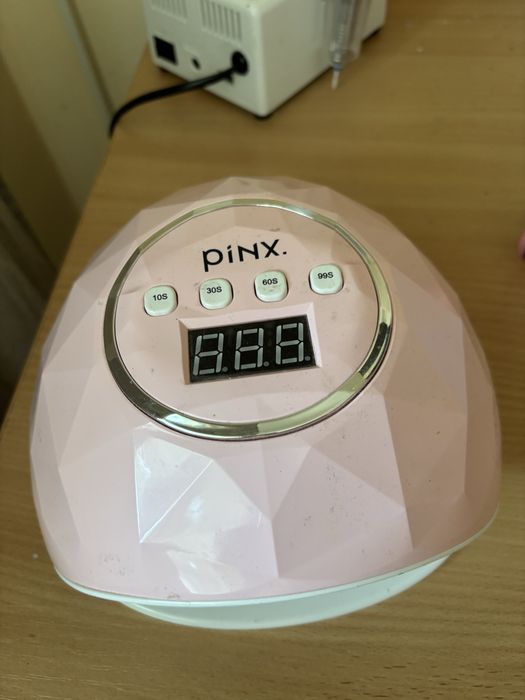 Vand produse de unghii, in stare foarte buna. Folosite doar o luna , garantie+cutie.