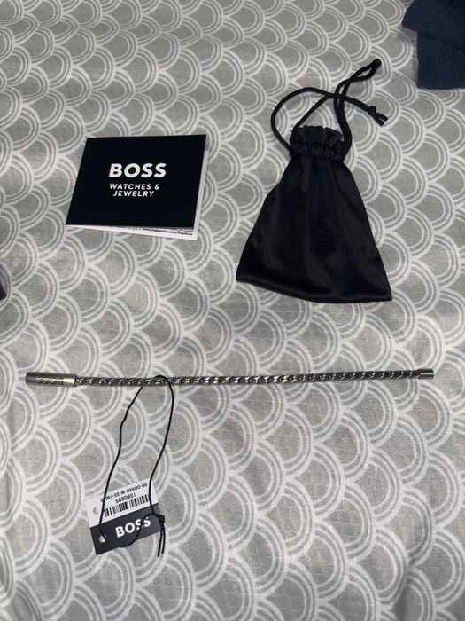 чисто нова гривна на BOSS
