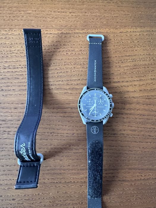 Ceas Omega Swatch Mission to the Moon si cureaua optionala