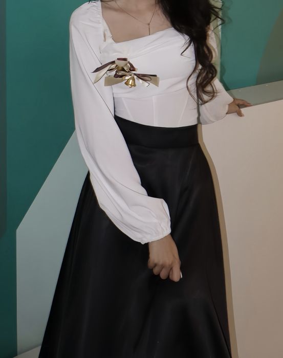 Продаю белую рубашку и пышную юбку.