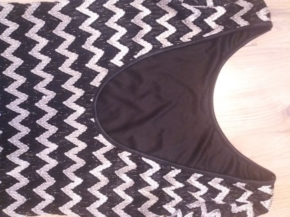 Уникална рокля от ластична дантела с гол гръб