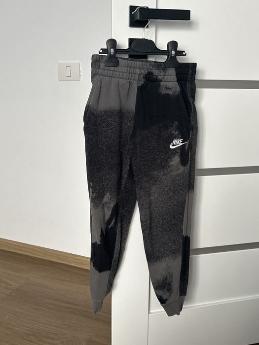 Set nike de copii ( bluza marime M / pantalonii marime S )