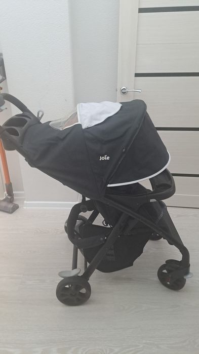 Продается детская прогулочная коляска Joie