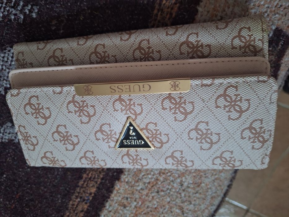 Portofel GUESS . Este nou culoarea este roz